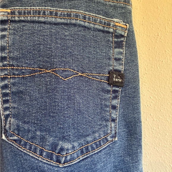 Stylish Blue Flare Jeans with Black Accents - Picture 8 of 14